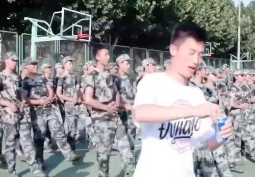 军训吃瓜跳舞后续,揭秘军营里的青春旋律