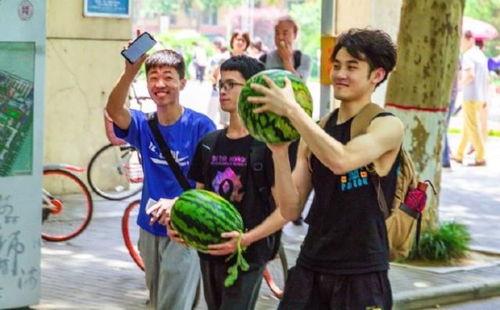 河南某学院吃瓜,揭秘校园内幕，真相大白！